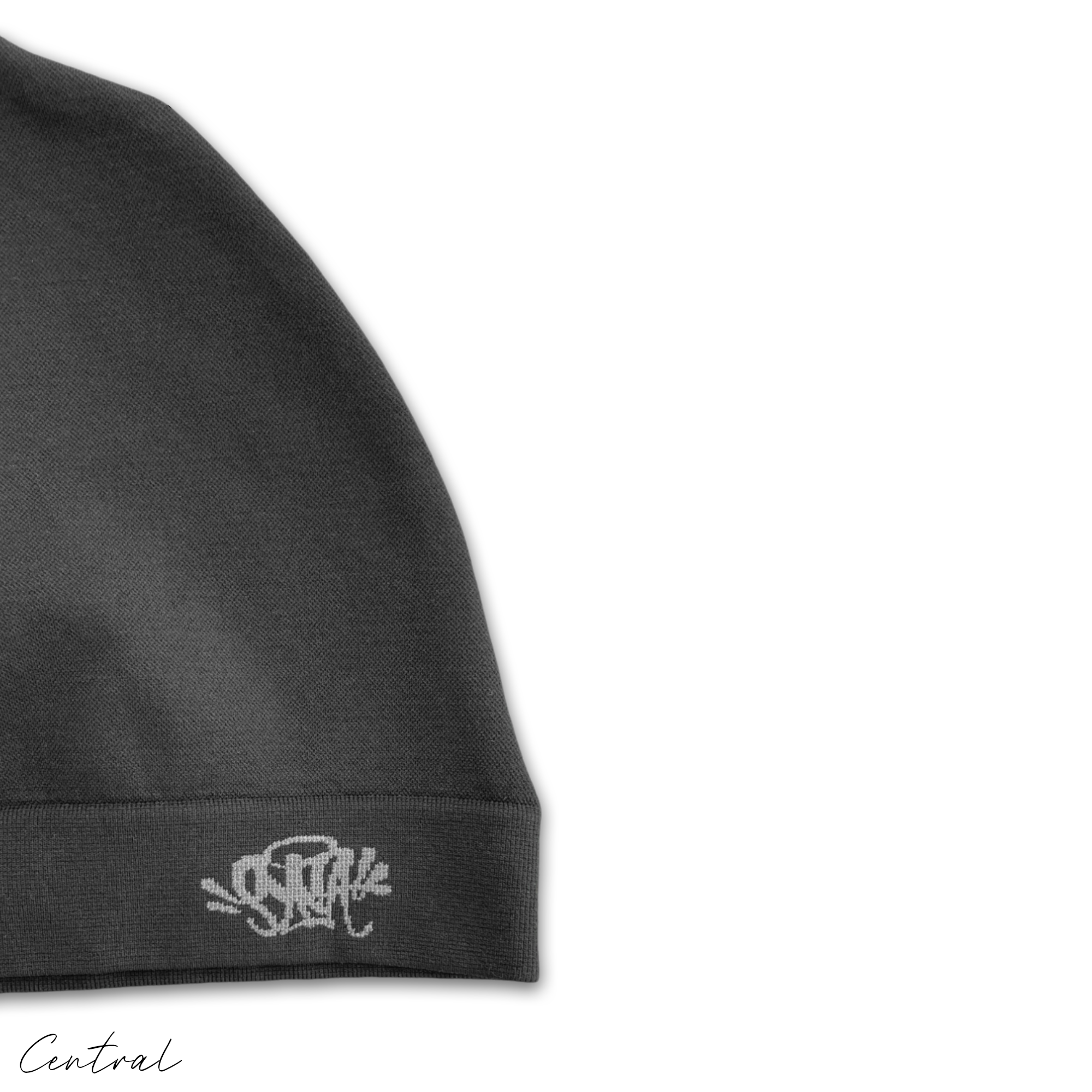 Black and white Syna Skull Cap beanie by Central ae, featuring a snug fit and stylish design for casual wear.