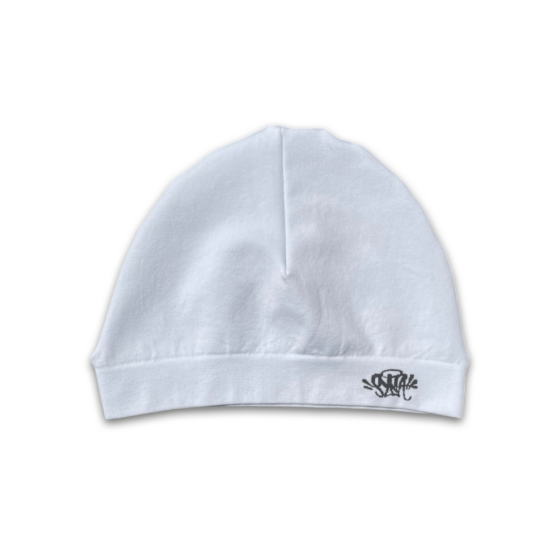 White Syna Skull Cap beanie by Central ae, featuring a snug fit and minimalist design for casual wear.