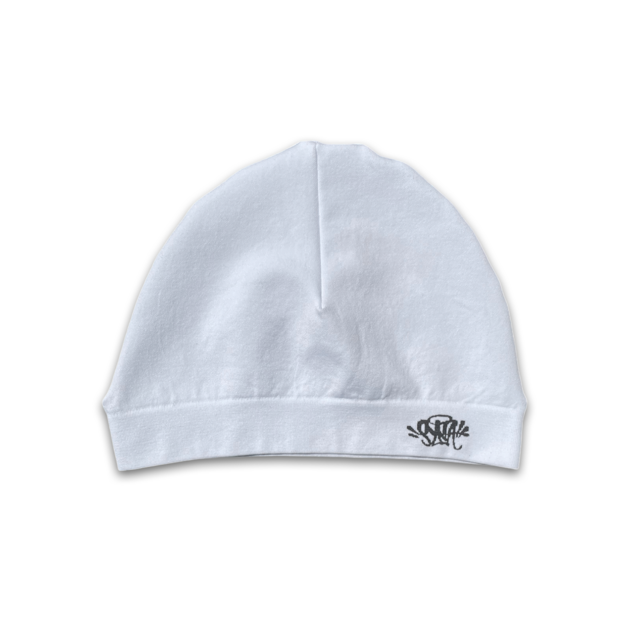 White Syna Skull Cap beanie by Central ae, featuring a snug fit and minimalist design for casual wear.