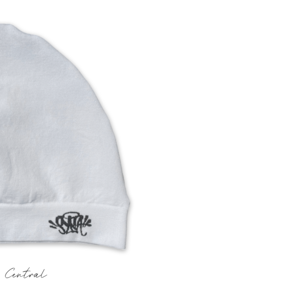 White Syna Skull Cap beanie by Central ae, featuring a snug fit and minimalist design suitable for casual wear.