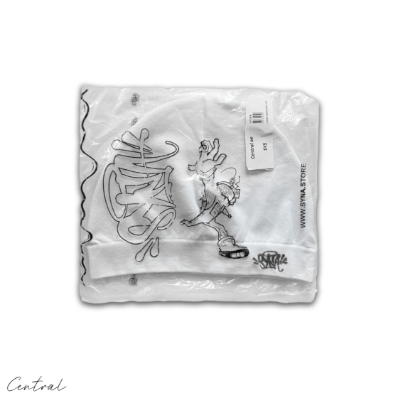 Central ae Syna Skull Cap in white, a snug-fitting beanie with a smooth texture and minimalist design.